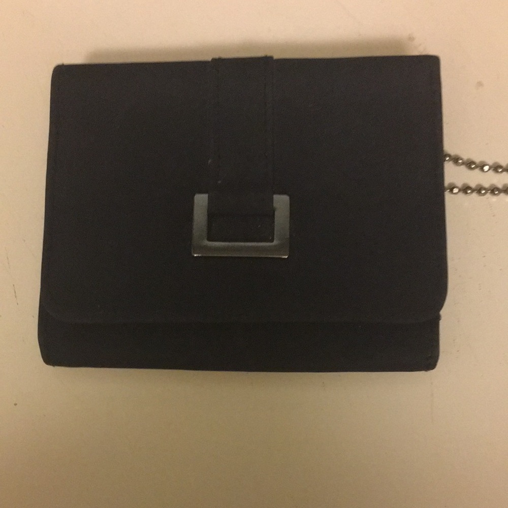 Trifold wallet with zippered change pocket